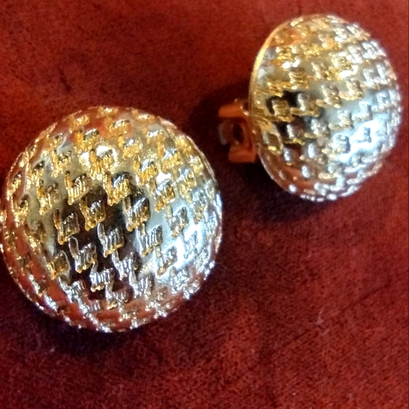 DIOR CHRISTIAN DIOR Vintage Gold Tone Houndstooth Textured Clip-On Earrings - Picture 5 of 7